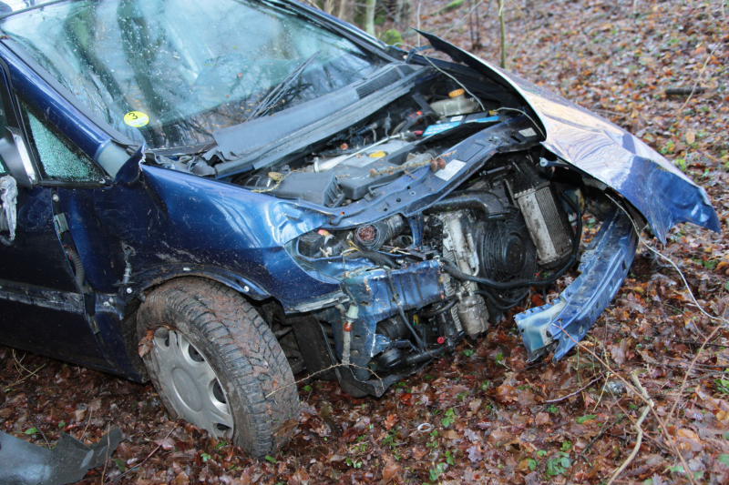 Unglaublich: Aus diesem Wrack entkam der Fahrer mit nur leichten Verletzungen. Wegen Glatteis war er eine Böschung hinab geschossen. Die Bilder von der Unfallstelle!