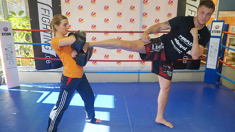 AZ-Reporterin Victoria Kunzmann im Training mit Kickbox-Weltmeister Michael Smolik.