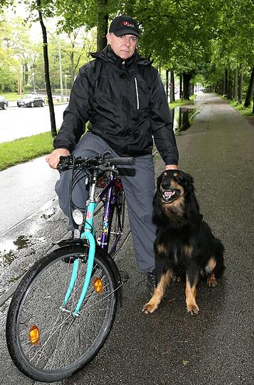 Werner Lässer (53) wohnt in der Nähe des Tatorts. Er fährt oft mit dem Rad, nachts aber nicht mehr ohne seinen Hund Leo.