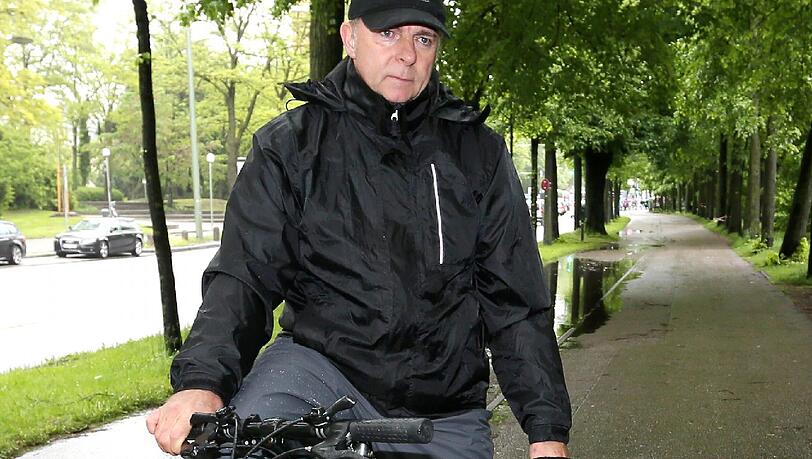 Werner Lässer (53) wohnt in der Nähe des Tatorts. Er fährt oft mit dem Rad, nachts aber nicht mehr ohne seinen Hund Leo. Werner Lässer (53) wohnt in der Nähe des Tatorts. Er fährt oft mit dem Rad, nachts aber nicht mehr ohne seinen Hund Leo.