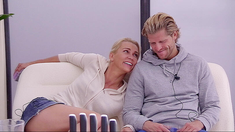Paul und Alexandra verstehen sich super und faulenzen ein bisschen auf dem Sofa.