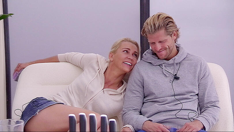 Paul und Alexandra verstehen sich super und faulenzen ein bisschen auf dem Sofa. Paul und Alexandra verstehen sich super und faulenzen ein bisschen auf dem Sofa.