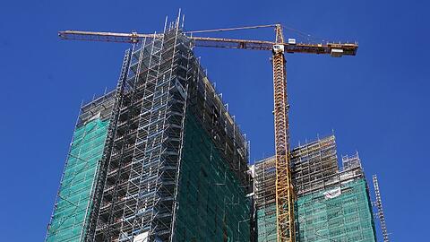 Noch ist der BayWa-Turm eingerüstet. Die neue Fassade wird energetisch saniert und heller sein.