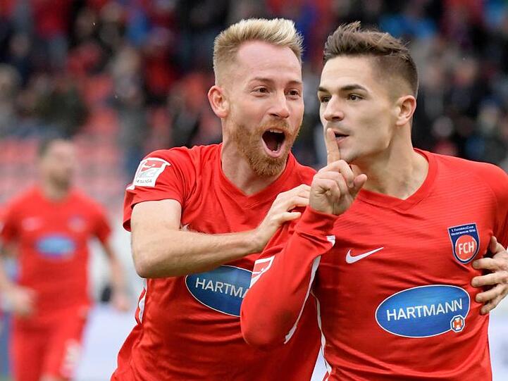 Marc Schnatterer (l) und Nikola Dovedan feiern das Tor zum 2:0.