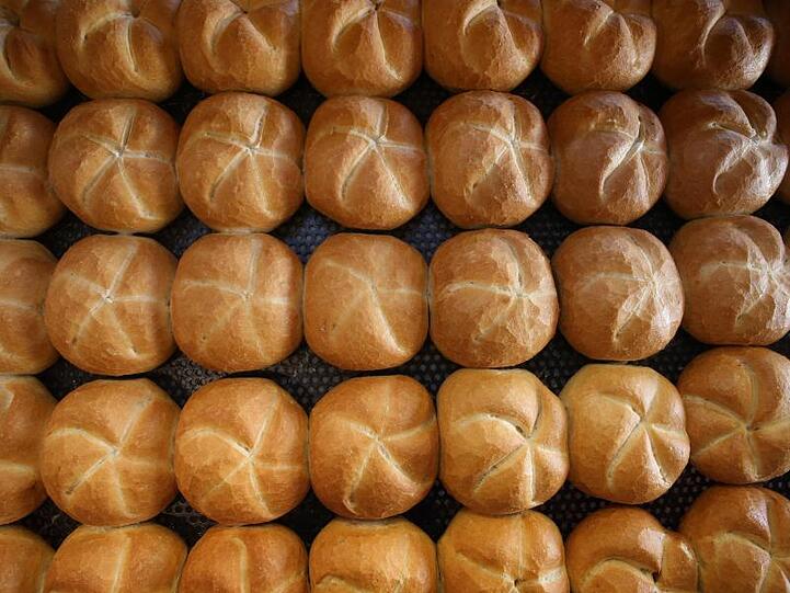 Laut Ladenschlussgesetz des Bundes dürfen Bäckereien am Sonntag höchstens drei Stunden lang Semmeln und Brezen verkaufen.