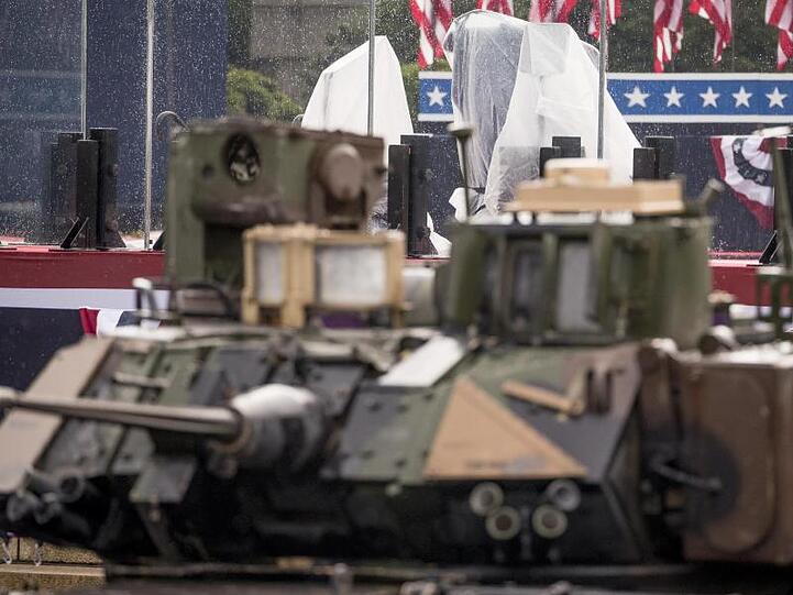 Bei der Parade wurden auch Bradley-Kampfpanzer gezeigt.