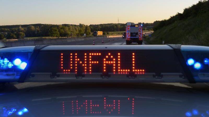 Polizeiwagen mit Blaulicht und Unfallwarnung. (Symbolbild)