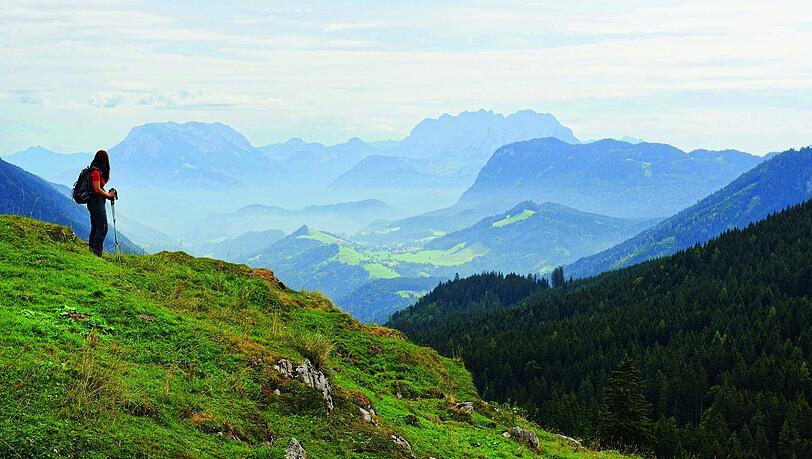 Von der Ackneralm schweift der Blick über das Thierseer Tal rüber zum Zahmen und Wilden Kaiser (Archivbild). Von der Ackneralm schweift der Blick über das Thierseer Tal rüber zum Zahmen und Wilden Kaiser (Archivbild).