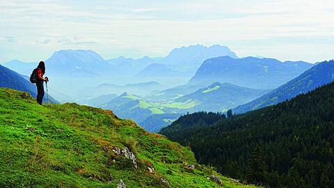 Von der Ackneralm schweift der Blick über das Thierseer Tal rüber zum Zahmen und Wilden Kaiser (Archivbild).