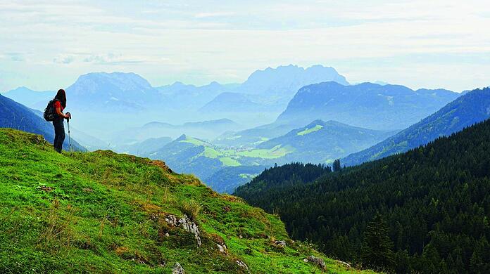 Von der Ackneralm schweift der Blick über das Thierseer Tal rüber zum Zahmen und Wilden Kaiser (Archivbild).