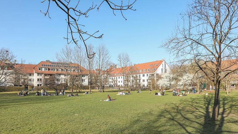 Einst lagen hier Felder. Übriggeblieben ist die Stemmerwiese. Einst lagen hier Felder. Übriggeblieben ist die Stemmerwiese.