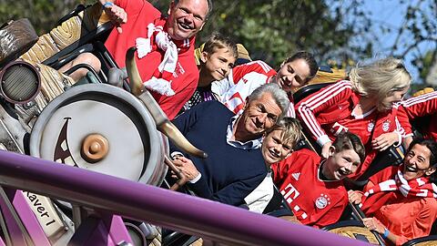 Rasante Vorfeier: Klaus Augenthaler (vorn) feiert mit seinem Fanclub vorzeitig seinen 66. Geburtstag im Freizeitpark Bayern-Park.
