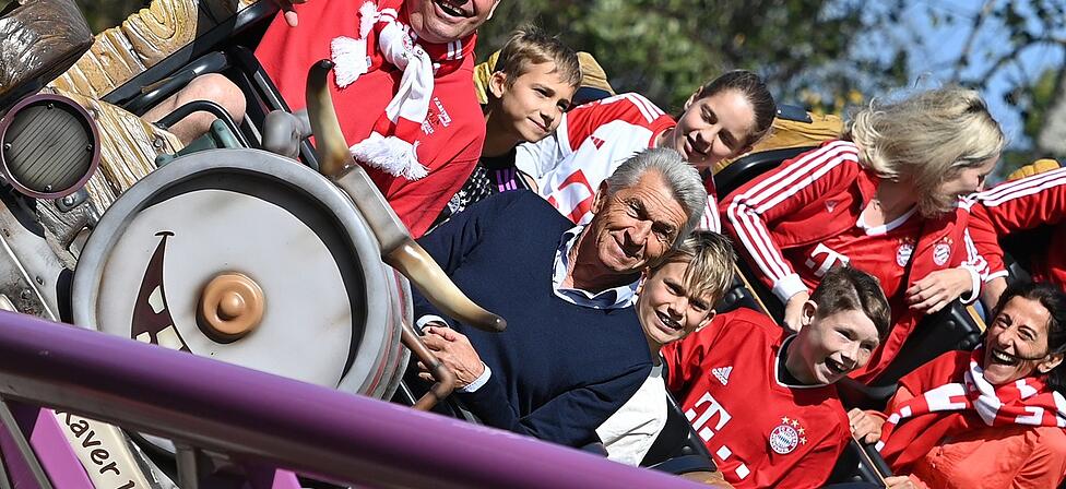 Rasante Vorfeier: Klaus Augenthaler (vorn) feiert mit seinem Fanclub vorzeitig seinen 66. Geburtstag im Freizeitpark Bayern-Park.