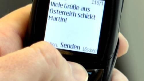 Wer eine SMS von Österreich nach Deutschland schickt, muss kräftig zahlen. Wer eine SMS von Österreich nach Deutschland schickt, muss kräftig zahlen.