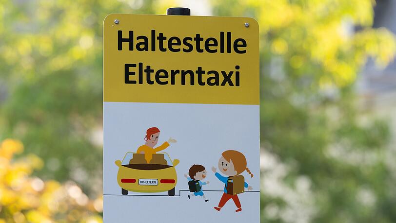 Für Schulen sind die "Elterntaxis" oft eine Herausforderung. (Archivbild)