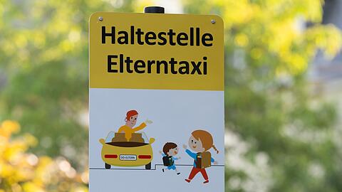Für Schulen sind die "Elterntaxis" oft eine Herausforderung. (Archivbild)