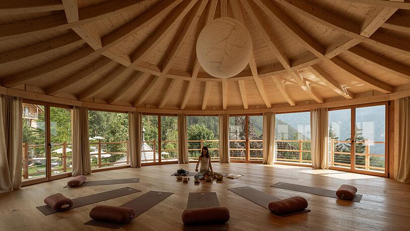 Zur Ruhe kommen und ins Weite schauen: So sieht die Yoga-Shala mit Panoramafenstern aus.