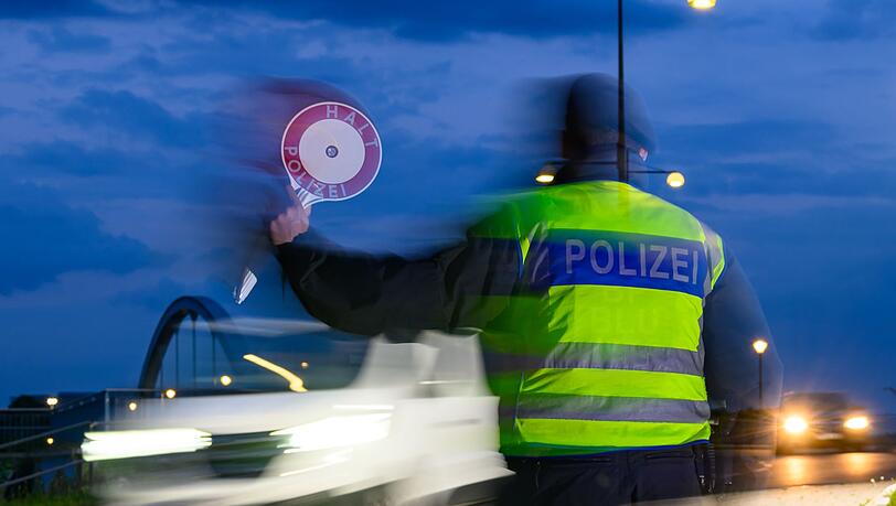 Spraydosen, Atemschutzmasken und weitere Ausrüstung wurden bei einer Kontrolle am Grenzübergang in Simbach am Inn entdeckt. (Symbolbild) Spraydosen, Atemschutzmasken und weitere Ausrüstung wurden bei einer Kontrolle am Grenzübergang in Simbach am Inn entdeckt. (Symbolbild)