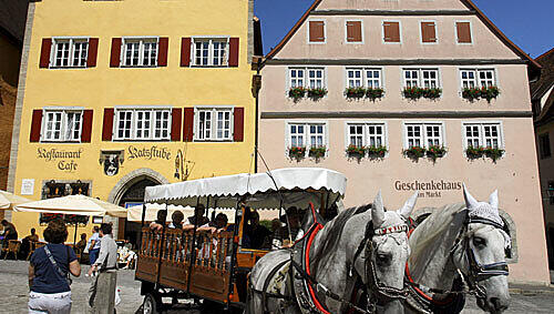 Kutschfahrten in Rothenburg ob der Tauber - nach mehreren Unfällen umstritten. Kutschfahrten in Rothenburg ob der Tauber - nach mehreren Unfällen umstritten.