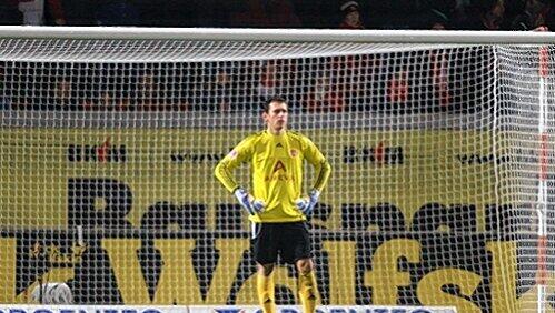 Ein lange Zeit ungewöhnliches, in letzter Zeit aber ein häufiges Bild: Raphael Schäfer, einsam und arbeitslos im Club-Tor. Was Schäfer aber überhaupt nicht stört.