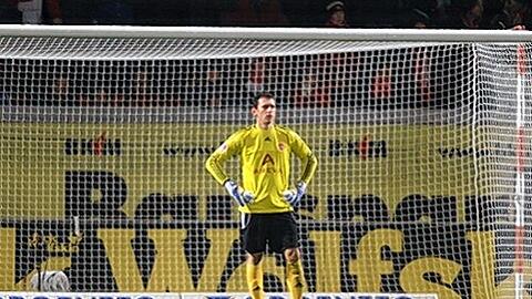 Ein lange Zeit ungewöhnliches, in letzter Zeit aber ein häufiges Bild: Raphael Schäfer, einsam und arbeitslos im Club-Tor. Was Schäfer aber überhaupt nicht stört.