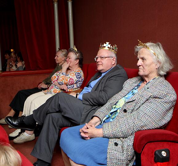 Auch die ältere Generation kann sich dem Bann der Windsors
nicht entziehen und fiebert mit.