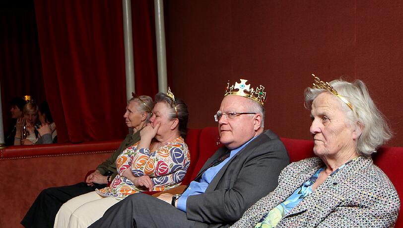 Auch die ältere Generation kann sich dem Bann der Windsors
nicht entziehen und fiebert mit. Auch die ältere Generation kann sich dem Bann der Windsors
nicht entziehen und fiebert mit.
