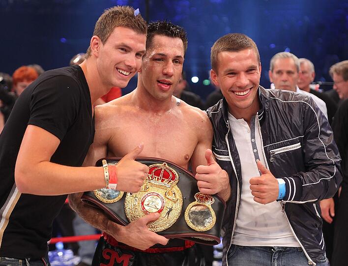 Boxweltmeister Felix Sturm (l) verteidigte erfolgreich seinen Titel gegen den irischen Herausforderer Matthew Macklin. Die Bilder vom Kampf.