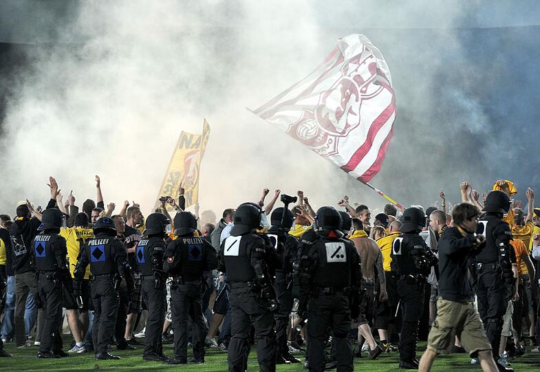 Randale beim Aufstieg: Nach dem 1:3-Sieg in der Relegation gegen Osnabrück stürmen gewalttätige Dynamo-Fans das Spielfeld.
