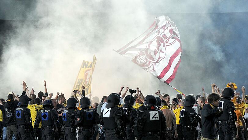 Randale beim Aufstieg: Nach dem 1:3-Sieg in der Relegation gegen Osnabrück stürmen gewalttätige Dynamo-Fans das Spielfeld. Randale beim Aufstieg: Nach dem 1:3-Sieg in der Relegation gegen Osnabrück stürmen gewalttätige Dynamo-Fans das Spielfeld.