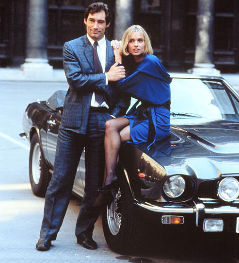 Heiße Bräute und schöne, schnelle Autos: Die obligatorischen Accessoires für jeden James Bond. Timothy Dolton 1986 in "Der Hauch des Todes"