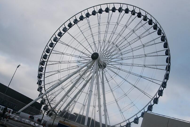 Gigantisch: Dieses Gefährt lässt das Wiesn-Riesenrad winzig aussehen.