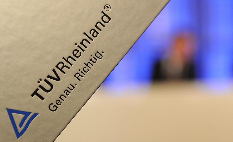 Ein Gericht in Frankreich hat entschieden: Der TÜV-Rheinland muss im Fall minderwertiger Brustimplantate haften. Betroffene Frauen können das Unternehmen auf Schadenersatz verklagen.