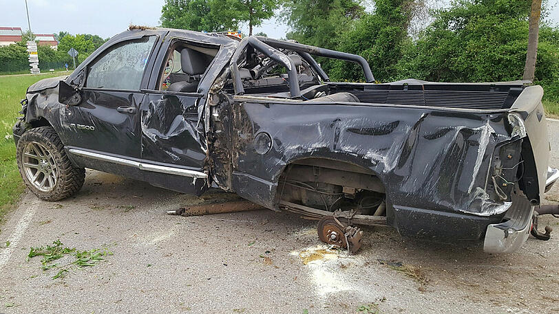 Der Dodge überschlug sich und entwurtzelte zwei Bäume. Die Bilder von der Unfallstelle.