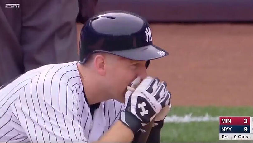 Nach dem Zwischenfall im Yankee-Stadion: Ein Spieler hockt betroffen auf dem Boden. Nach dem Zwischenfall im Yankee-Stadion: Ein Spieler hockt betroffen auf dem Boden.
