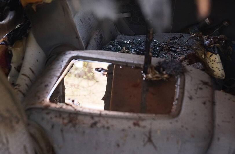 Was vom Feuer übrig blieb: In Neuhausen brannten drei Autos vollkommen aus.