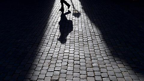 Die Frau war gerade auf dem Heimweg, als der Mann über sie herfiel. (Symbolbild)