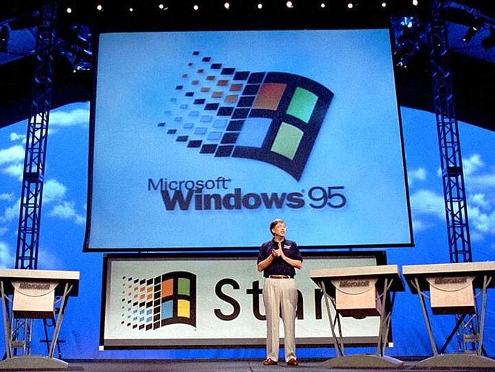 Microsoft-Gründer Bill Gates stellt in den USA das Betriebssystem Windows 95 dem Publikum vor.