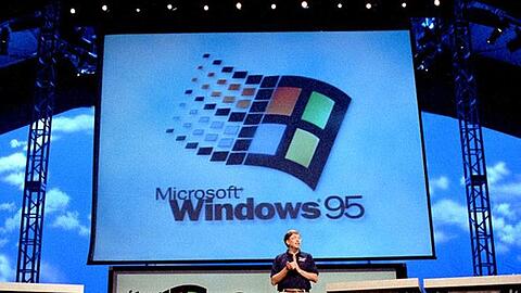 Microsoft-Gründer Bill Gates stellt in den USA das Betriebssystem Windows 95 dem Publikum vor.