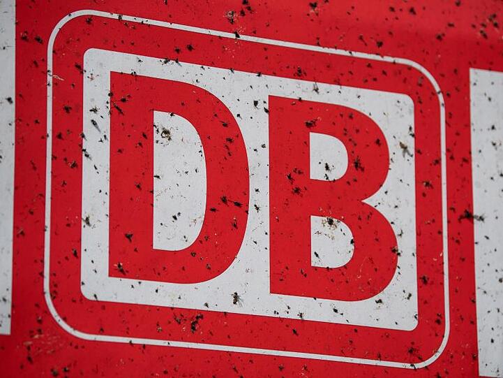 Das Logo der Deutschen Bahn (DB) an einem Zug. Foto: Fabian Sommer/Archivbild