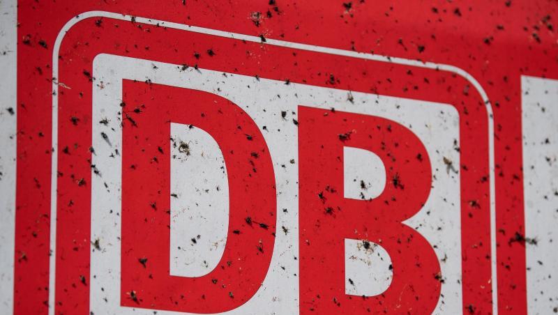 Das Logo der Deutschen Bahn (DB) an einem Zug. Foto: Fabian Sommer/Archivbild Das Logo der Deutschen Bahn (DB) an einem Zug. Foto: Fabian Sommer/Archivbild