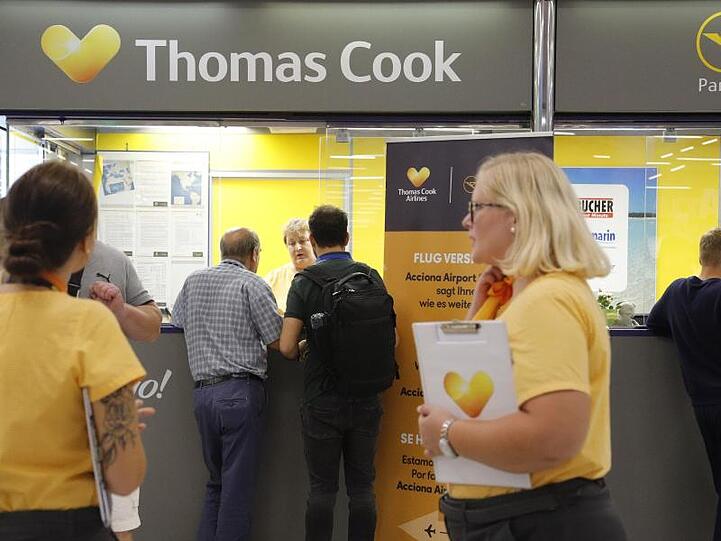 Vorläufig fliegt gar nichts mehr: Urlauber vor dem Büro von Condor und Thomas Cook im Flughafen Palma de Mallorca.