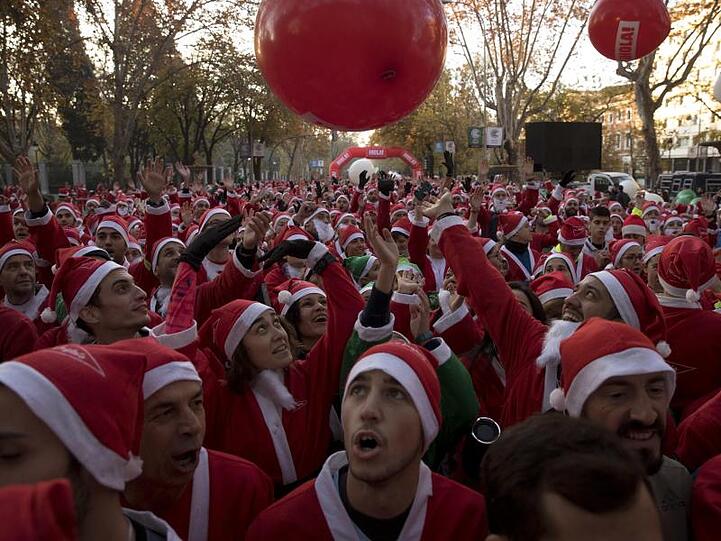 In Spanien sieht es besser aus: Hunderte Menschen versammeln sich in Madrid zum jährlichen Weihnachtsmann-Lauf.