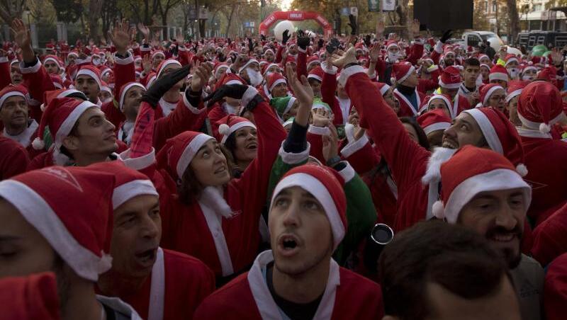 In Spanien sieht es besser aus: Hunderte Menschen versammeln sich in Madrid zum jährlichen Weihnachtsmann-Lauf. In Spanien sieht es besser aus: Hunderte Menschen versammeln sich in Madrid zum jährlichen Weihnachtsmann-Lauf.