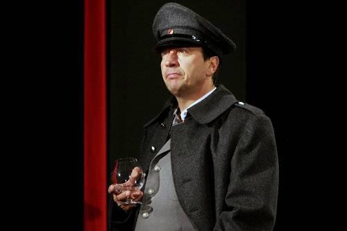 Schneidiger Salon-Soldat mit Distanz zu den Nazis: Michael Hochstrasser spielt &bdquo;Des Teufels General&ldquo; in der Kongresshalle.