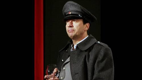 Schneidiger Salon-Soldat mit Distanz zu den Nazis: Michael Hochstrasser spielt „Des Teufels General“ in der Kongresshalle. Schneidiger Salon-Soldat mit Distanz zu den Nazis: Michael Hochstrasser spielt „Des Teufels General“ in der Kongresshalle.