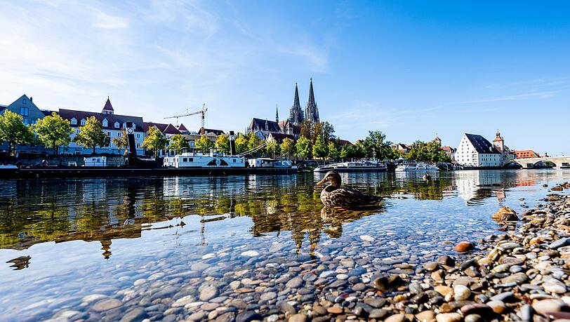 Auf der Donau - wie hier in Regensburg - sind die Pegelstände wegen der Trockenheit zuletzt gefallen. (Archivbild)