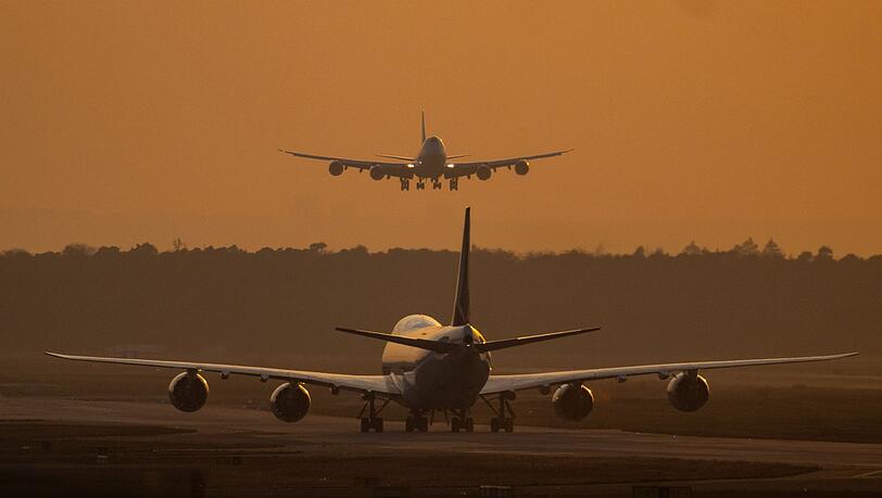 Am Frankfurter Flughafen ist die Wahl zum Betriebsrat abgebrochen worden. Am Frankfurter Flughafen ist die Wahl zum Betriebsrat abgebrochen worden.