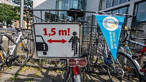 Der Radler (58) hatte das Gef&uuml;hl, dass der Autofahrer den Mindestabstand nicht eingehalten hatte und schrie den Mann am Lenkrad an.