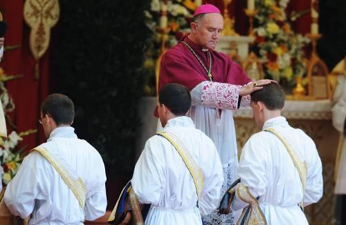 Der Generalobere der Piusbrüder, Bischof Bernard Fellay, legt am Samstag im Priesterseminar in Zaitzkofen (Oberpfalz) seine Hände auf einen neuen Priester.